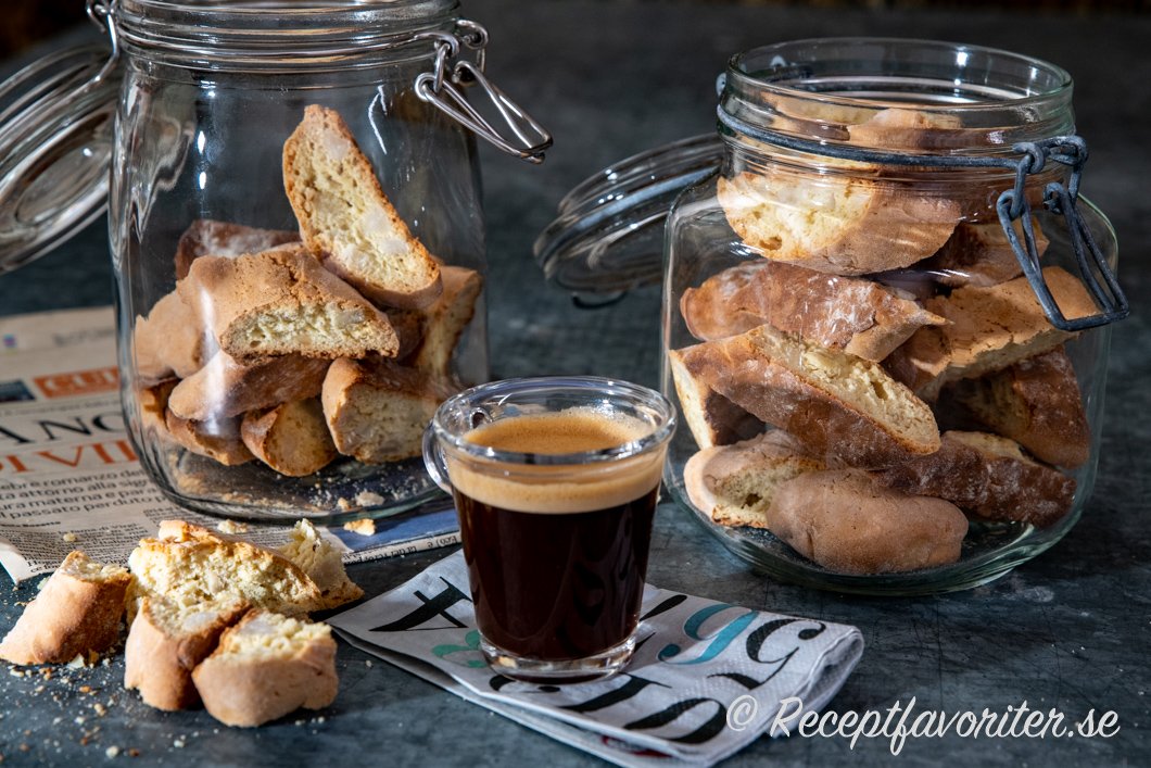 Mandelbiscottis serverade till fika med en kopp espresso Mandelbiscottis serverade till fika med en kopp espresso