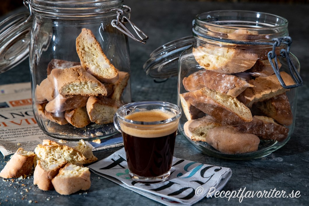 Mandelbiscottis serverade till fika med en kopp espresso