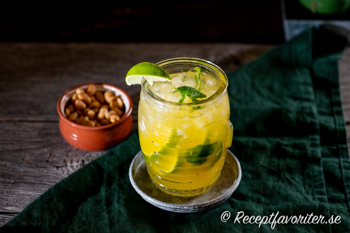 Mango Mojita är en sötsur drink med smak av mangojuice, rom, mynta och lime. 
