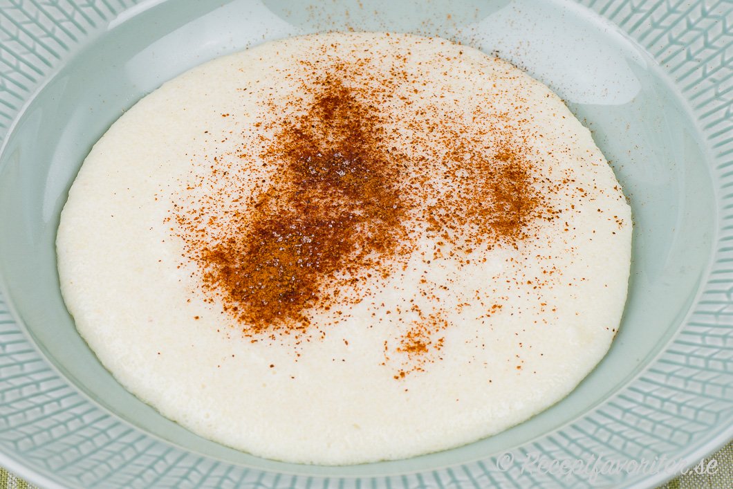 Gröt med mannagryn kokt med mjölk toppad med kanel och socker. 