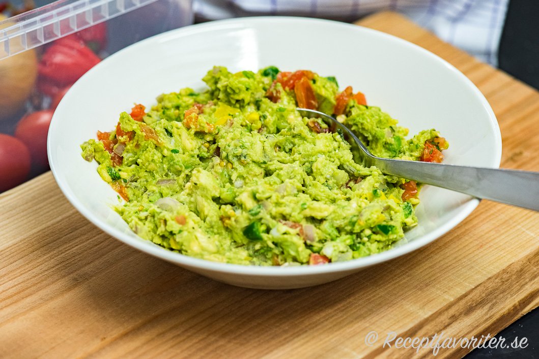 En mexikansk variant på guacamole med lite extra allt i skål En mexikansk variant på guacamole med lite extra allt i skål