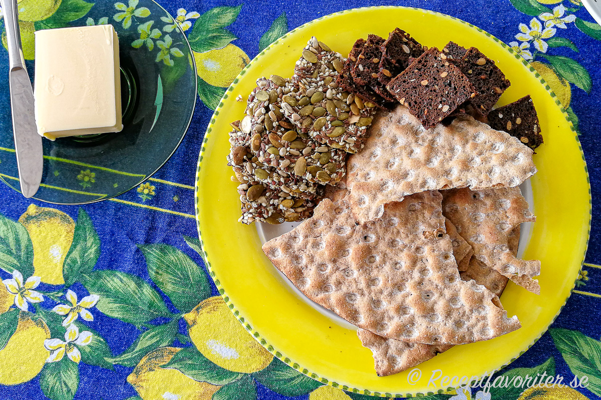 Knäckebröd som Skedvi knäckebröd, fröknäcke, kavringkex eller annat tunnbröd passar till midsommarbordet. Och så smör till då. Knäckebröd som Skedvi knäckebröd, fröknäcke, kavringkex eller annat tunnbröd passar till midsommarbordet. Och så smör till då.