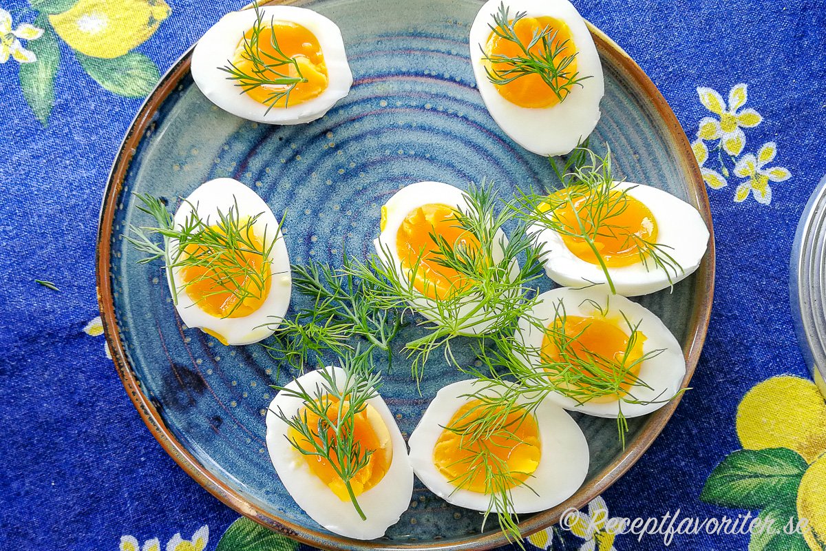 Kokta ägghalvor med dill passar också till matjessill och annan sill eller strömming. 