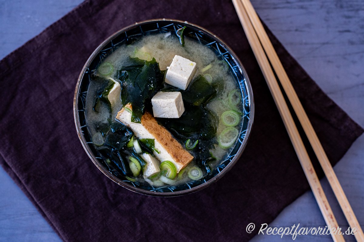 Misosoppa med mycket fyllning av tofu, friterade tofu, wakame alger samt salladslök. 