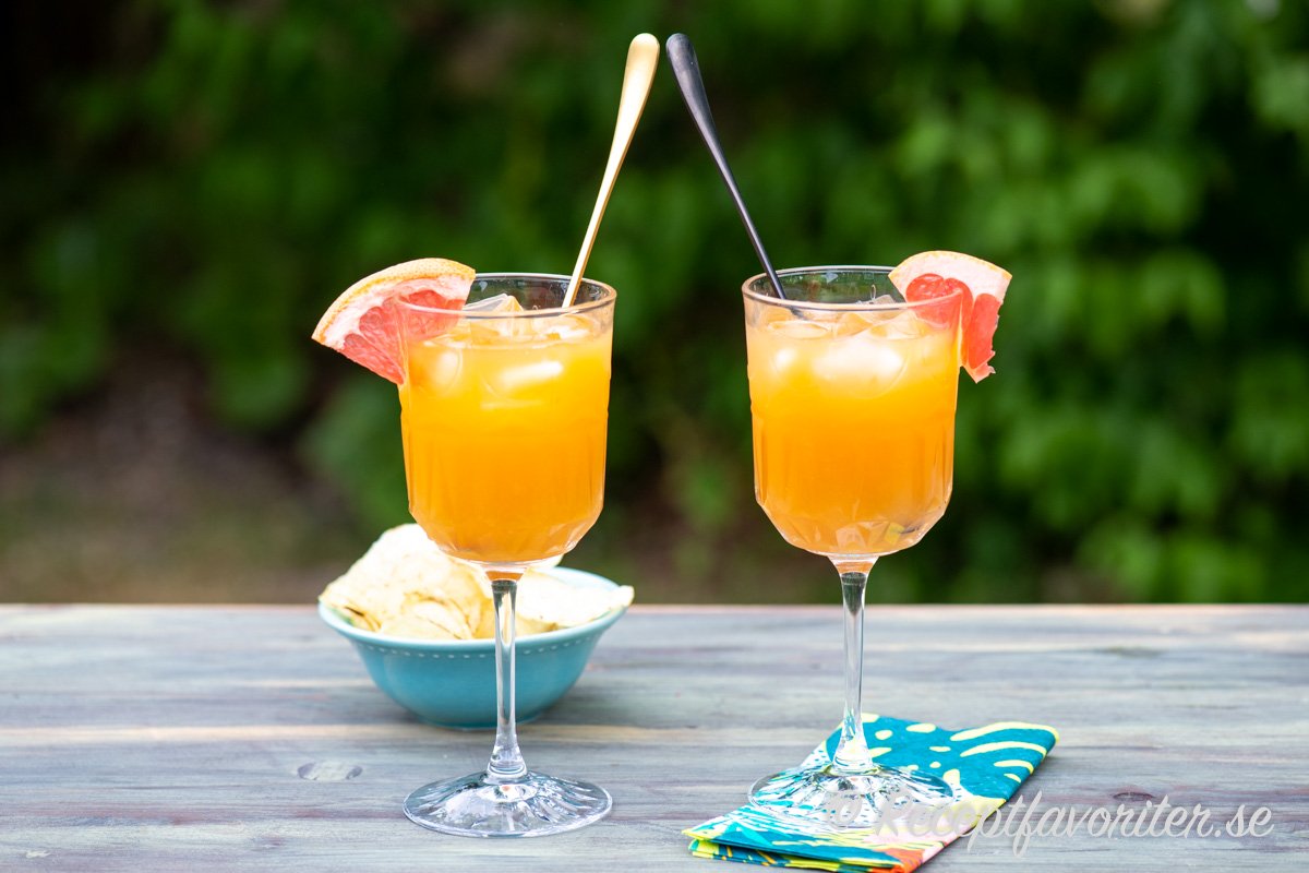 En mocktail med juice och is serverad med chips som fördrink eller aperitif. En mocktail med juice och is serverad med chips som fördrink eller aperitif.