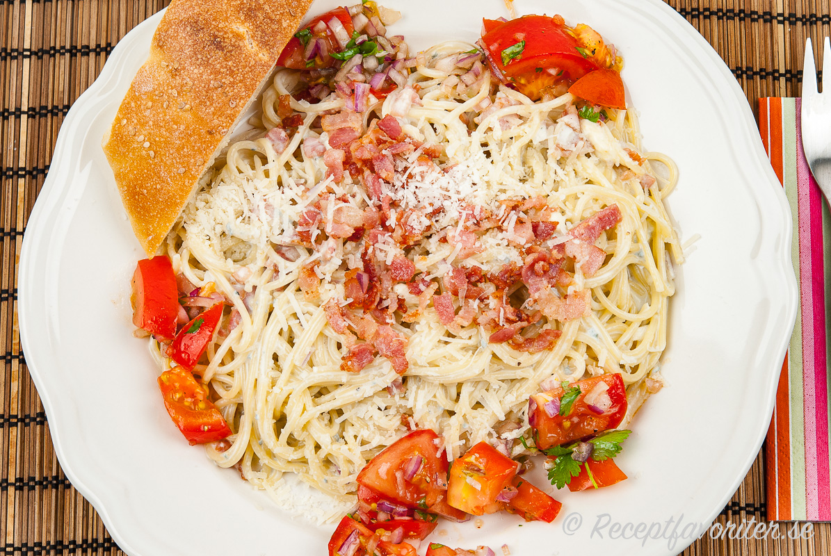 Ädelostpastan serverad med tomatsallad, parmesan och gott bröd till. Ädelostpastan serverad med tomatsallad, parmesan och gott bröd till.