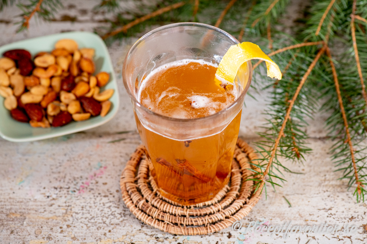 Mulled cider med rom, honung, citron, kanel, muskot och nejlika samt citronskal. Mulled cider med rom, honung, citron, kanel, muskot och nejlika samt citronskal.