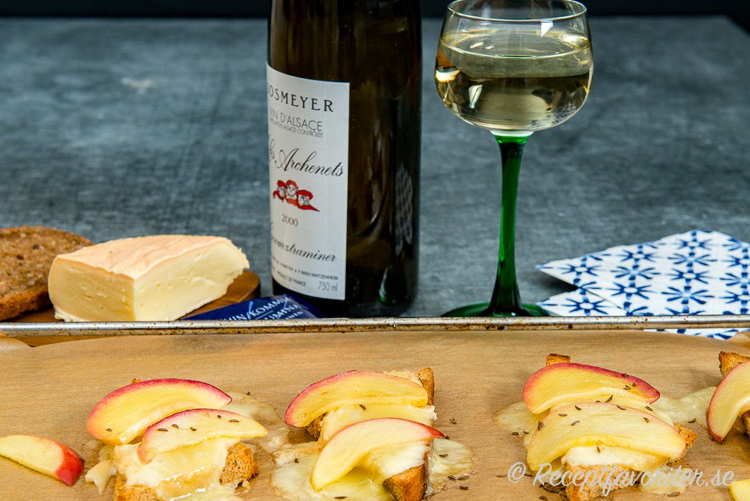 Münstermackor med äpple serverade med ett lätt kylt vitt vin Gewürtstraminer från Alsace. Münstermackor med äpple serverade med ett lätt kylt vitt vin Gewürtstraminer från Alsace.
