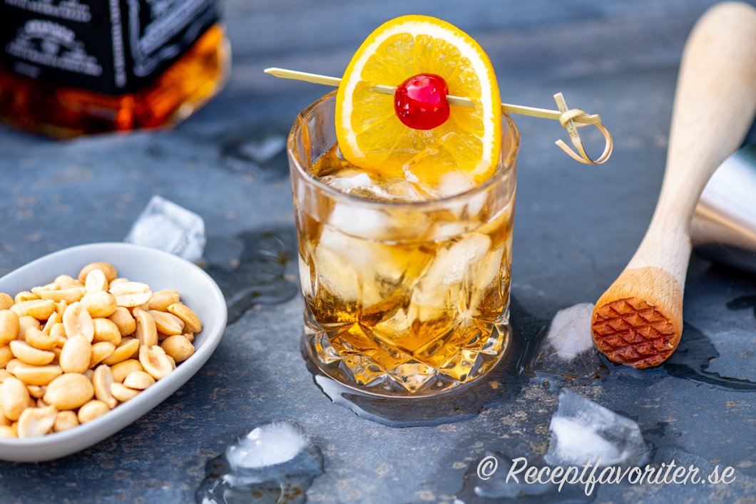 Old Fashioned serverad med nötter i ett glas Old Fashioned serverad med nötter i ett glas
