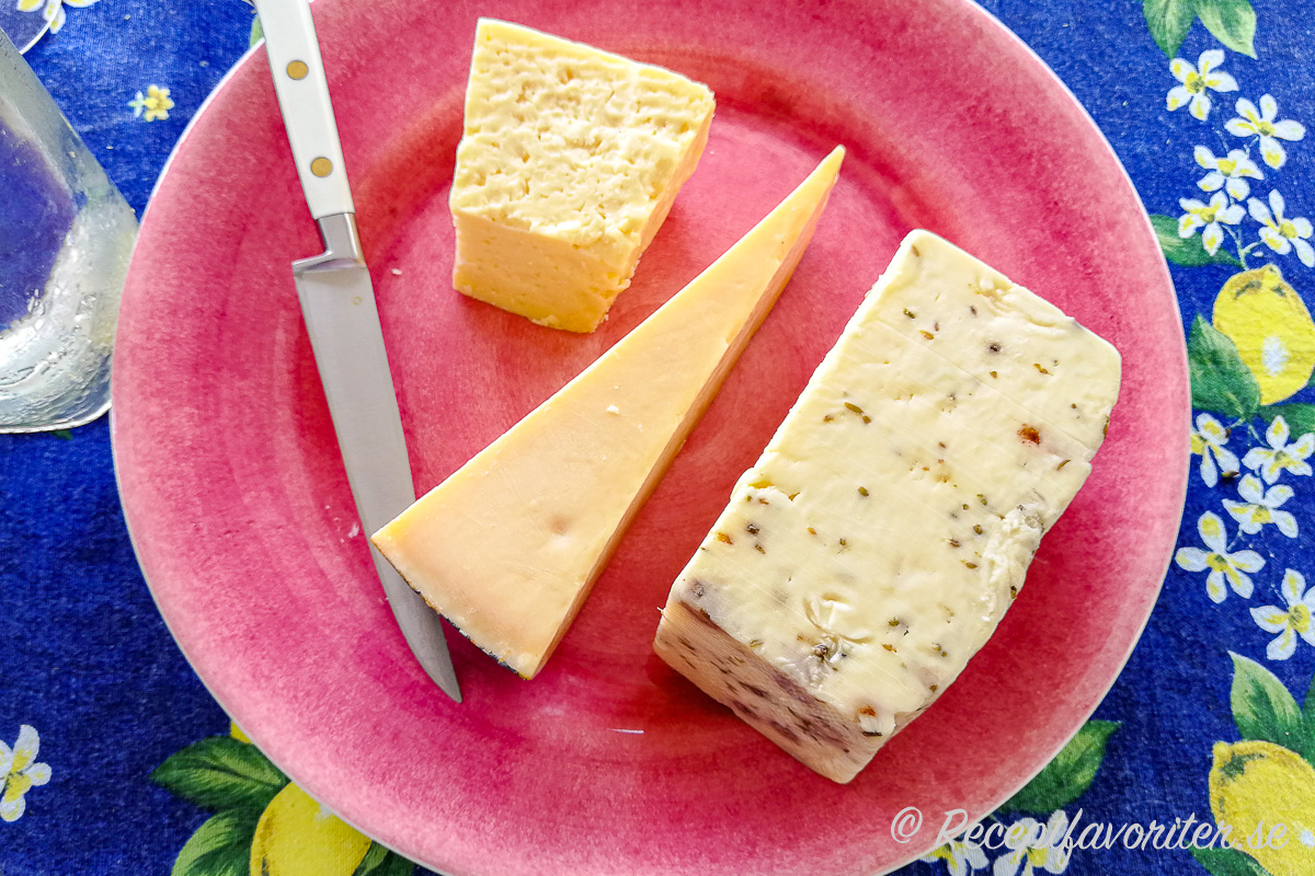 Lagrade ostar till midsommar: Västerbottenost, Gruyere och kumminost. Lagrade ostar till midsommar: Västerbottenost, Gruyere och kumminost.