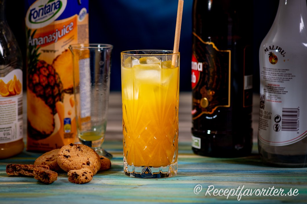 Painkiller drink med ananas, apelsin, kokos och mörk rom i glas Painkiller drink med ananas, apelsin, kokos och mörk rom i glas