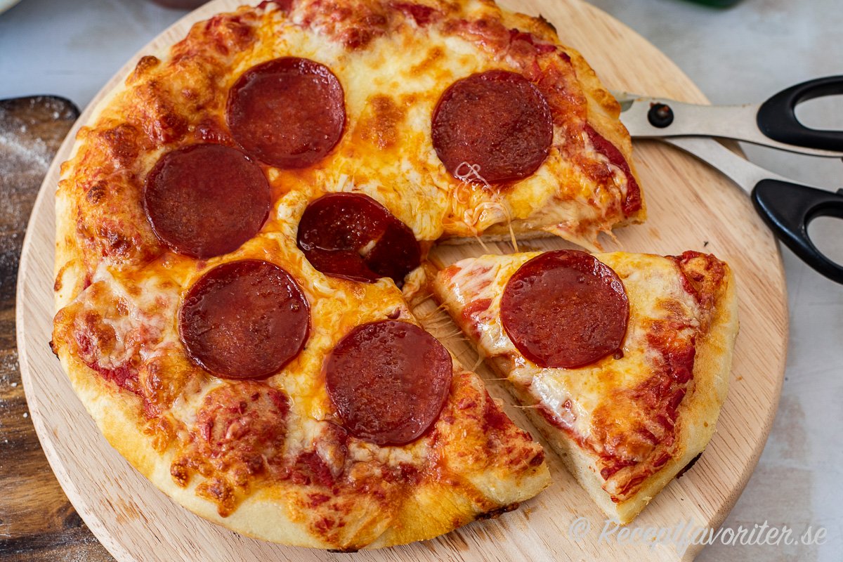 Panpizza är lätt och smidigt att baka i vanlig hemmaugn och får knaprig botten med olivolja i en ugnsfast stekpanna. 