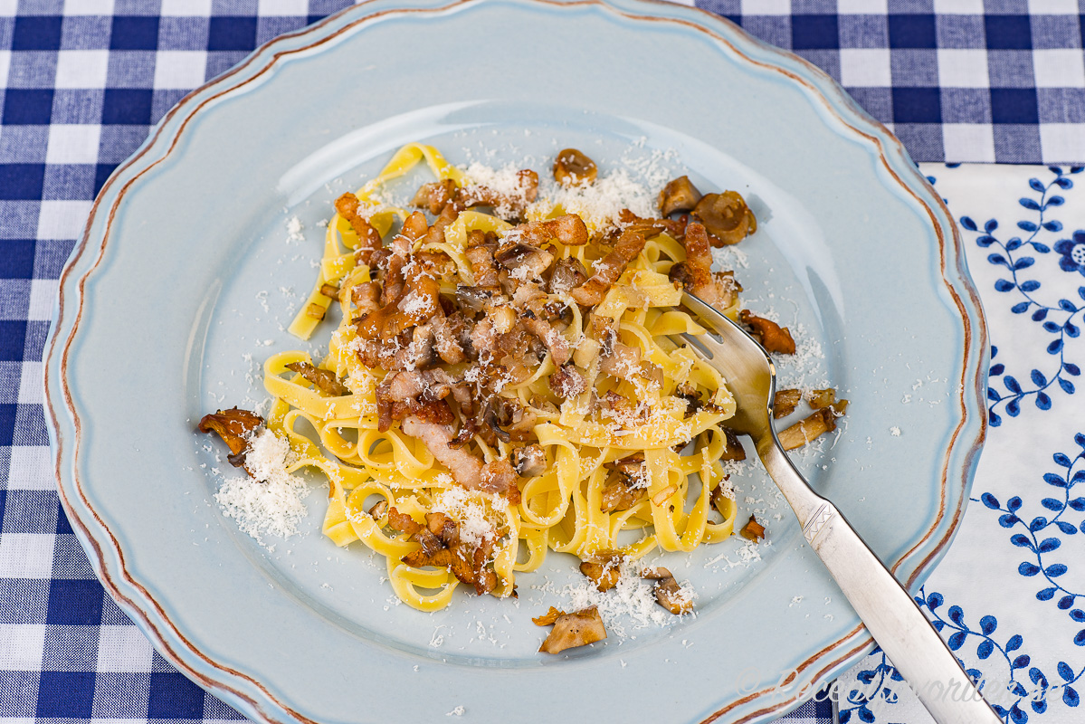 Pasta tagliatelle med knaprigt fläsk, svamp och parmesan. En variant på carbonara fast utan grädde. Pasta tagliatelle med knaprigt fläsk, svamp och parmesan. En variant på carbonara fast utan grädde.