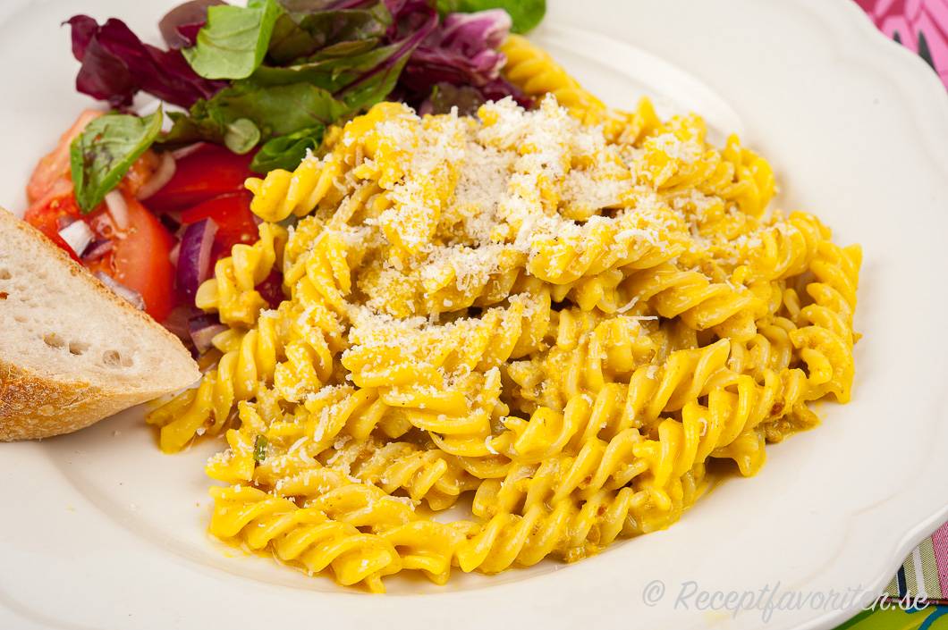 Pasta med köttfärssås med curry