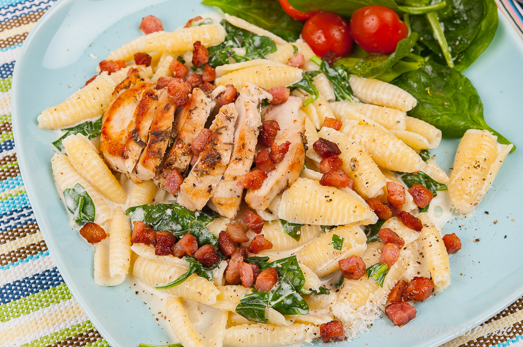 Pasta Castellane med knaperstekt pancetta i krämig sås med spenat och parmesan Pasta Castellane med knaperstekt pancetta i krämig sås med spenat och parmesan
