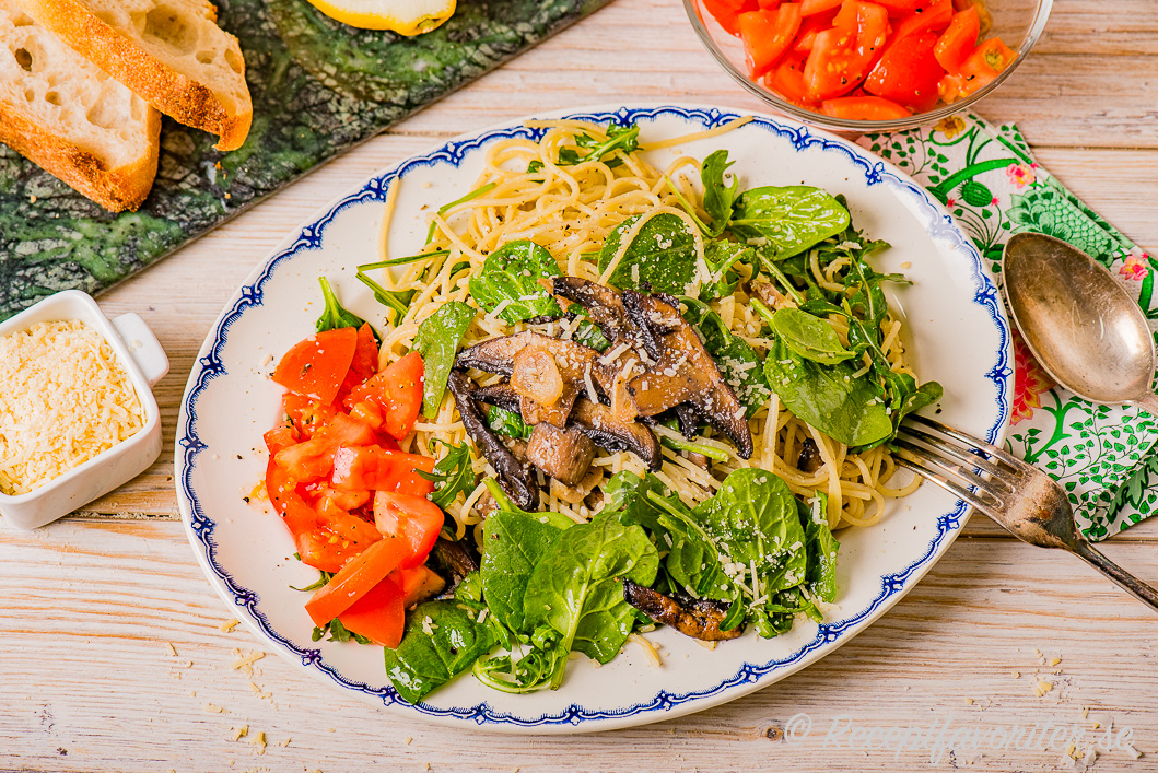 Pasta med svamp, spenat och vitlök