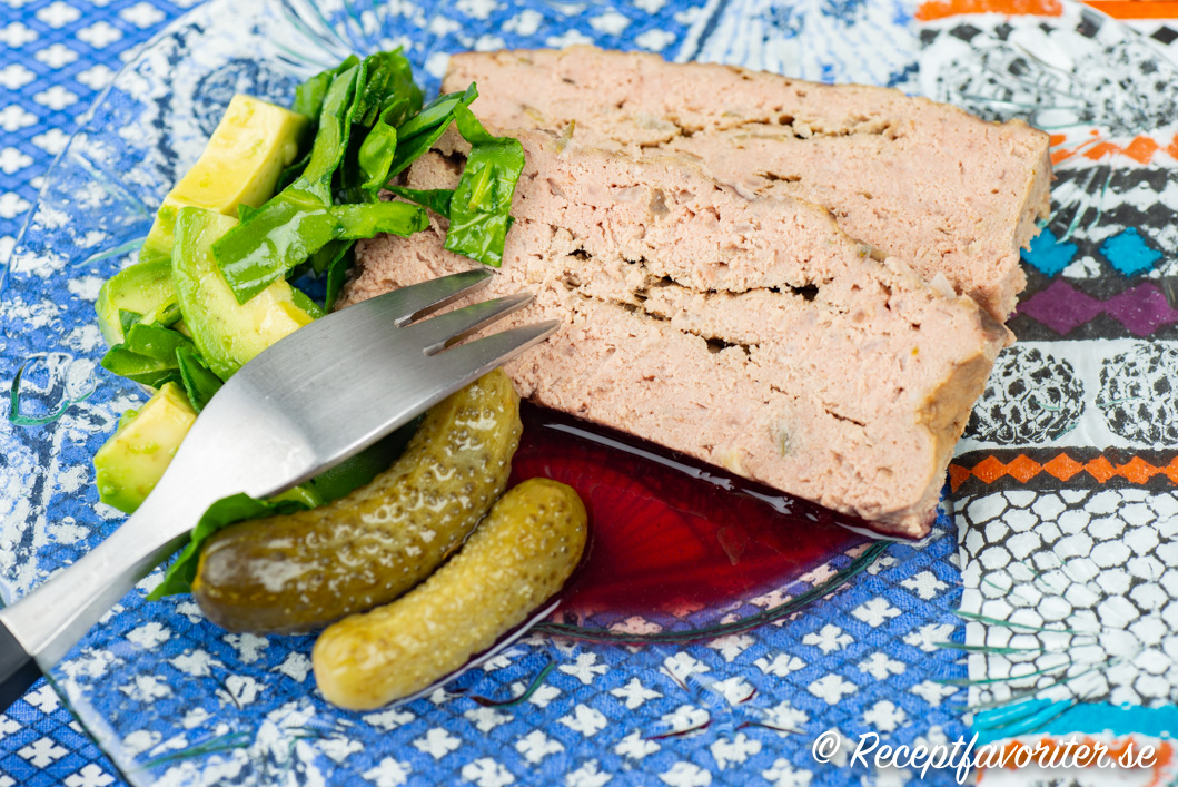 Paté med cumberlandsås, cornichons och sallad Paté med cumberlandsås, cornichons och sallad