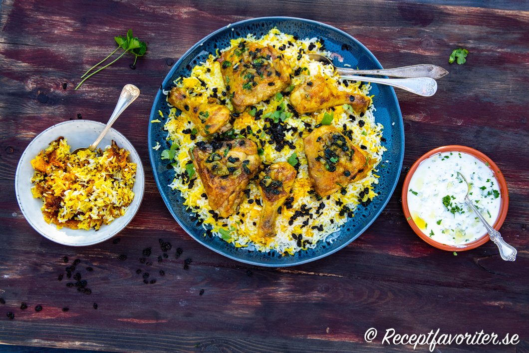 Persiskt ris på fat med kyckling och tahdig samt yoghurtsås