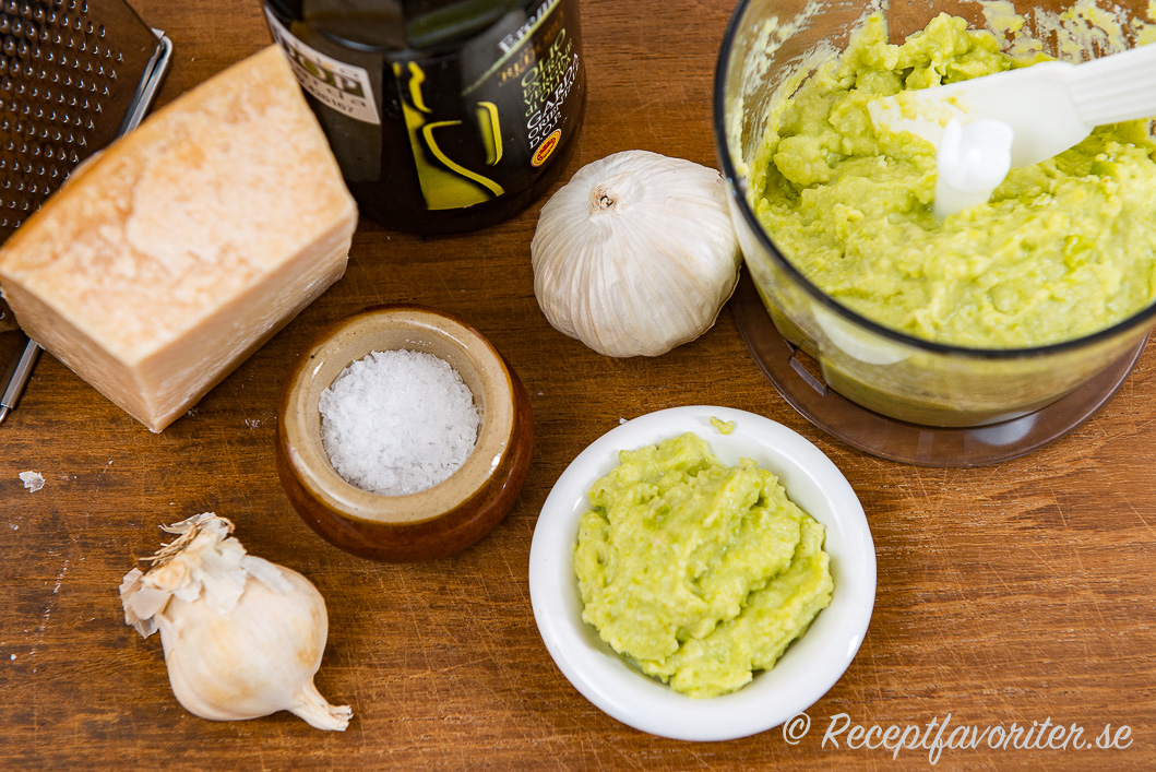 Ingredienser till bondbönspeston på skärbräda Ingredienser till bondbönspeston på skärbräda