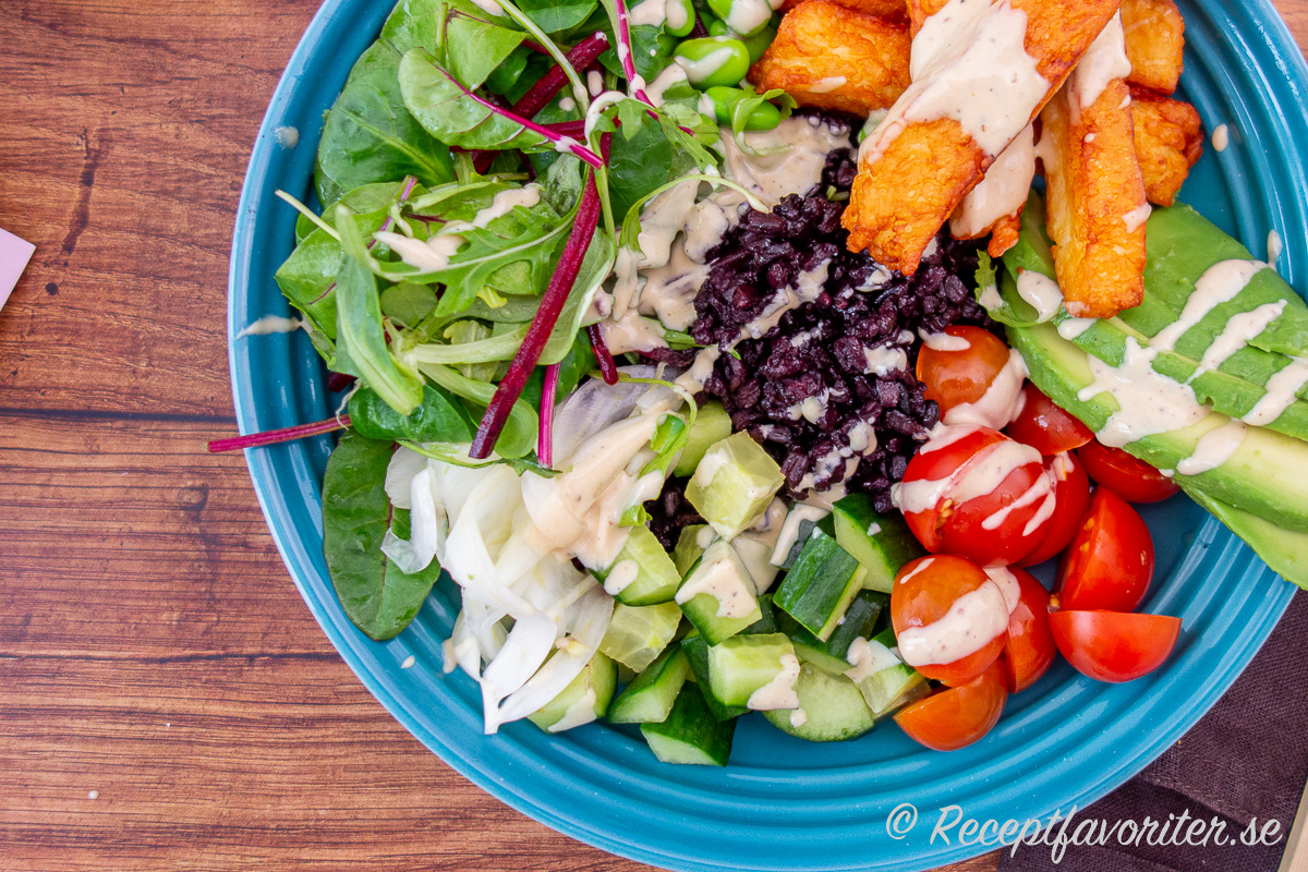 Picklad fänkål är gott som pickles och sötsurt tillbehör. Ovan i en pokebowl med friterad halloumi, tahinidressing och massa grönt. Picklad fänkål är gott som pickles och sötsurt tillbehör. Ovan i en pokebowl med friterad halloumi, tahinidressing och massa grönt.