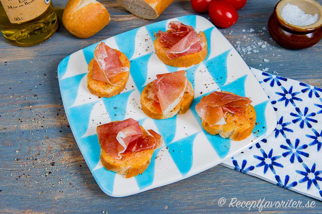 Pinchos eller tilltugg med spansk skinka jamon Pinchos eller tilltugg med spansk skinka jamon