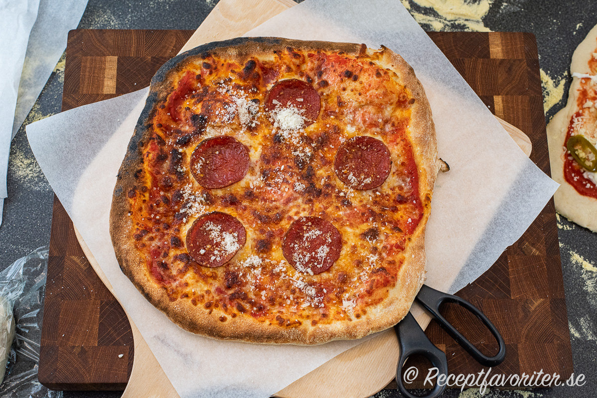 Pepperonipizza bakt i pizzaugn på 400 grader. Kanterna fluffar upp och pepperonin blir knaprig i kanterna. 