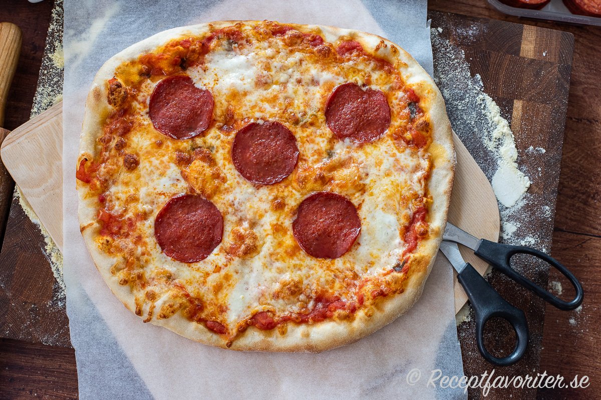 Pepperonipizza gräddad i vanlig ugn på max värme 250 grader. Den blir helt ok och god men inte lika bra som i pizzaugn. 