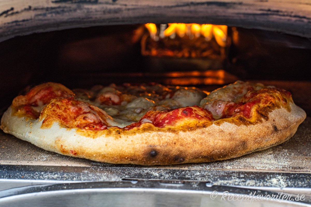 Bakar du pizza ofta kan du investera i en pizzaugn för hemmabruk - ovan en vedeldad portabel variant som jag provade och riktigt blev goda pizzor även om det är lite jobb att elda, hålla koll och rengöra.  