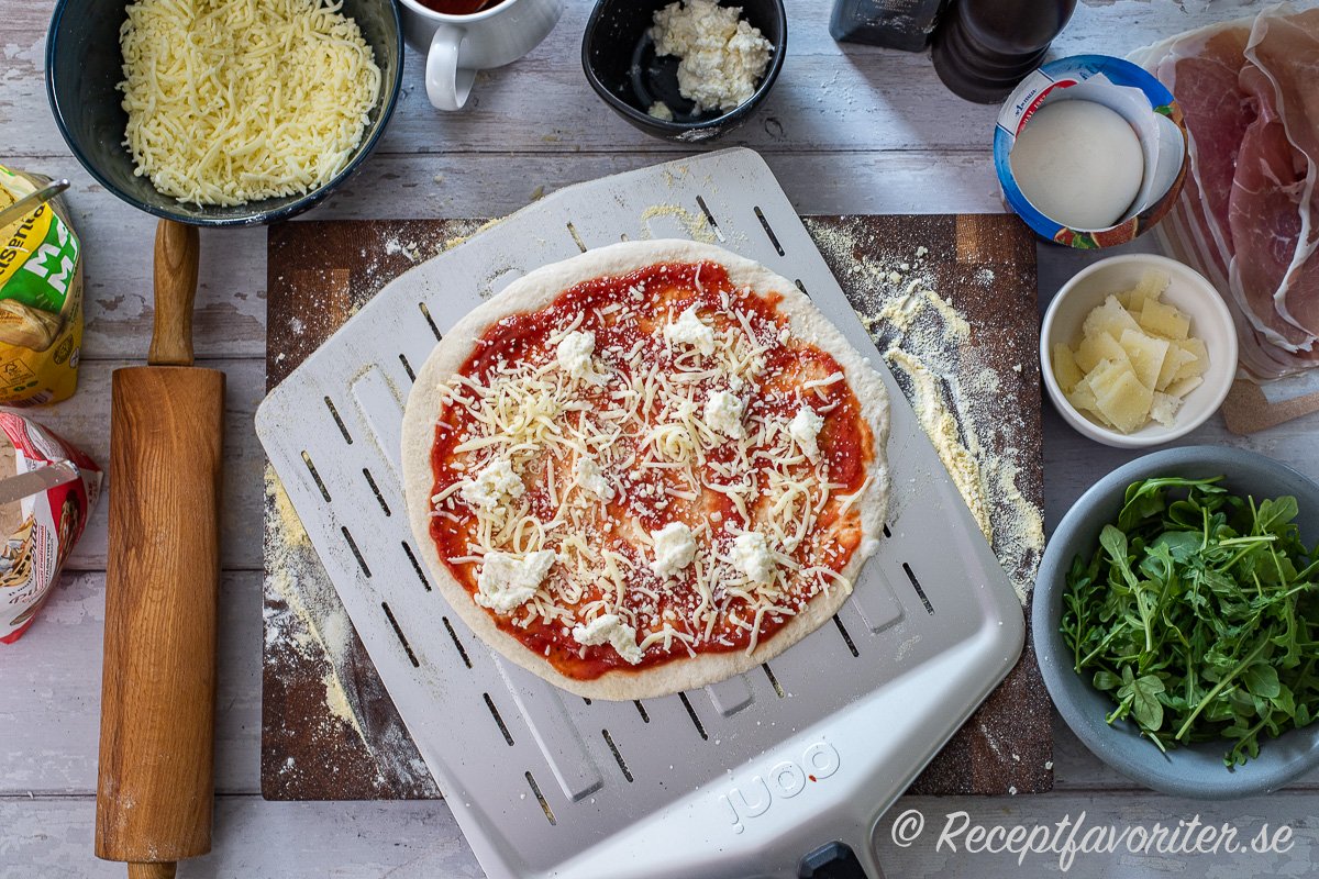 Baka ut och toppa med tomatsås och ost samt valfria toppings. Eller baka vit pizza Bianco med crème fraiche och ost som grund. 
