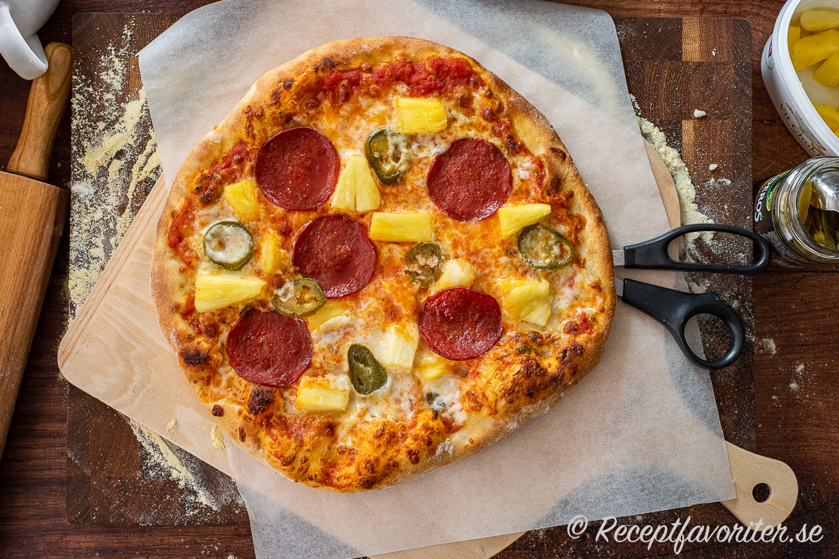 Pizzan bakad i vanlig ugn på max värme och grill på baksten. Den blir helt ok även om pizza bakad i pizzaugn blir bättre. 
