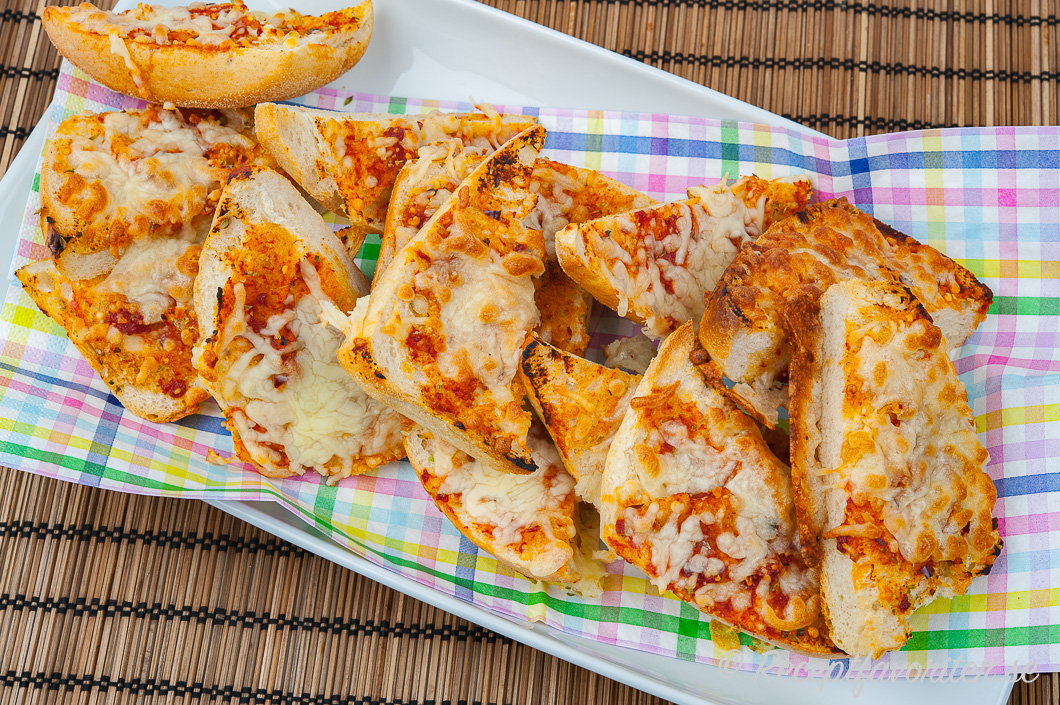 Pizzamackor med tomat och mozzarella på fat. Pizzamackor med tomat och mozzarella på fat.