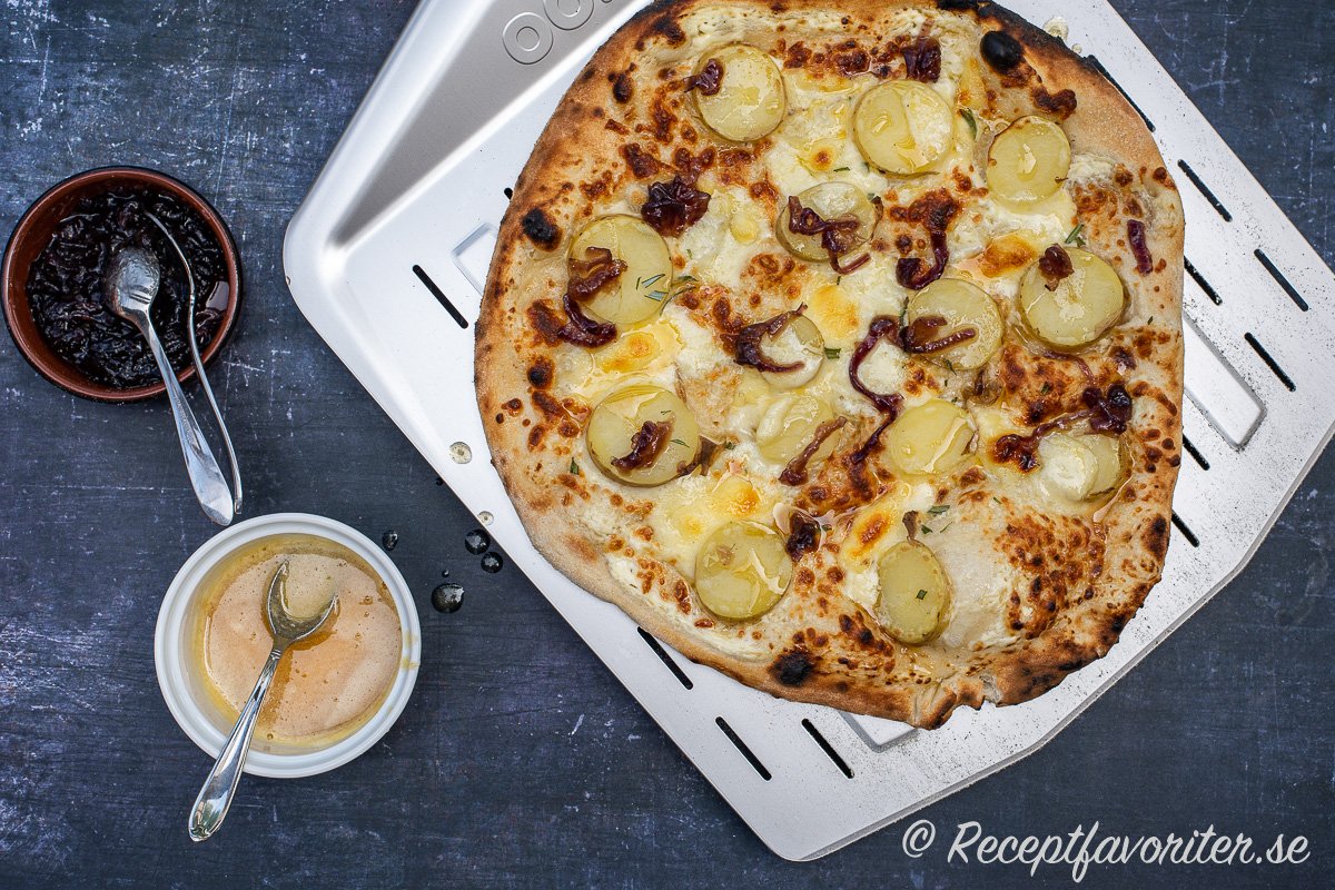 Pizza med potatis som får god smak av rosmarin, flingsalt, karamelliserad rödlök samt brynt smör. 