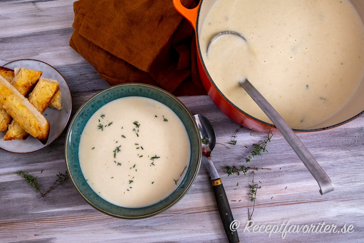 Kall fransk potatissoppa Vishyssoise får smak av purjolök, grönsaksbuljong och grädde och mixas len och fin. 