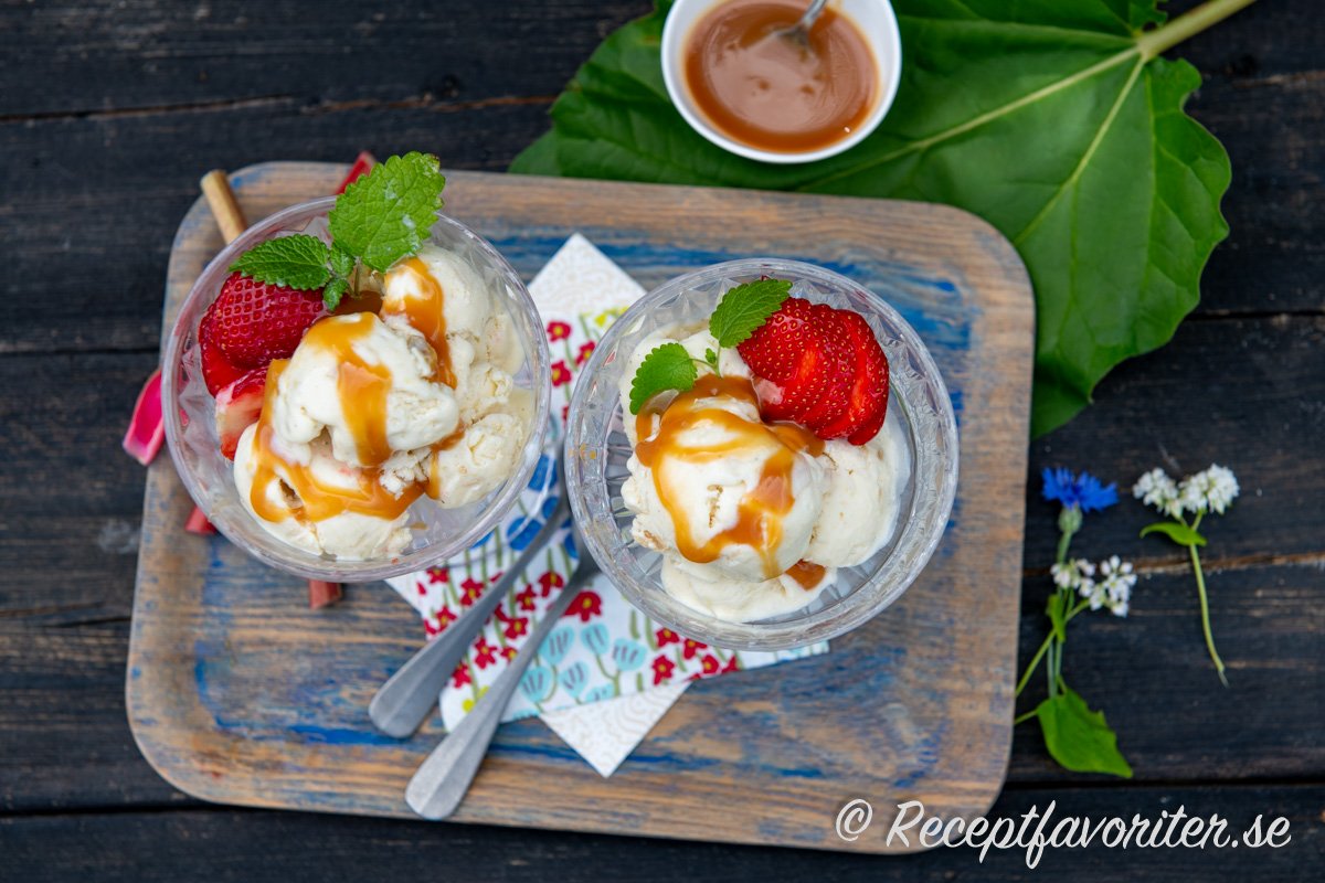 Grunden är en gräddig vaniljglass med äkta vanilj som smaksätts med syrlig rabarber. Kolasås och jordgubbar passar utmärkt till rabarbern. 