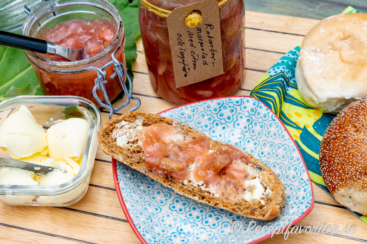 Marmelad med rabarber, citron och ingefära passar som vanlig marmelad till frukost, frallor, fika, rostbröd, dessertost med mera. Marmelad med rabarber, citron och ingefära passar som vanlig marmelad till frukost, frallor, fika, rostbröd, dessertost med mera.