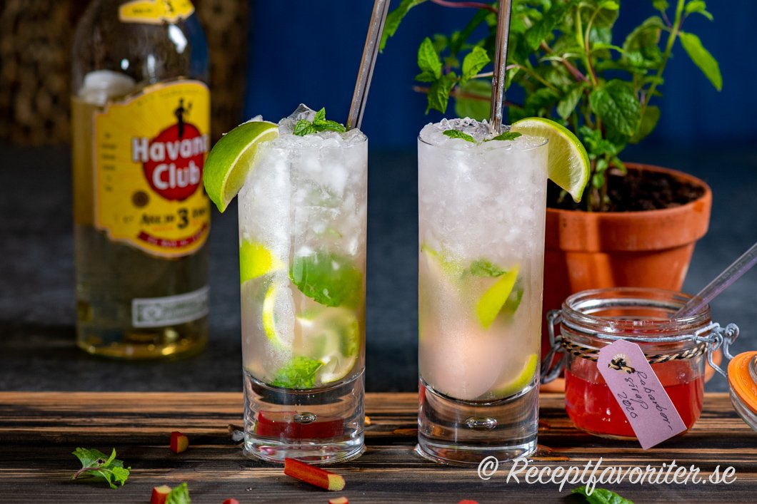 Mojito med rabarber, mynta, krossad is, lime och rom i glas Mojito med rabarber, mynta, krossad is, lime och rom i glas