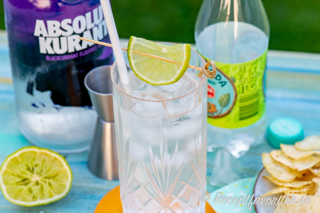 Ragnar är en drink med svartvinbärsvodka - Absolut Curant - lime och is som toppas med fruktsoda. Ragnar är en drink med svartvinbärsvodka - Absolut Curant - lime och is som toppas med fruktsoda.