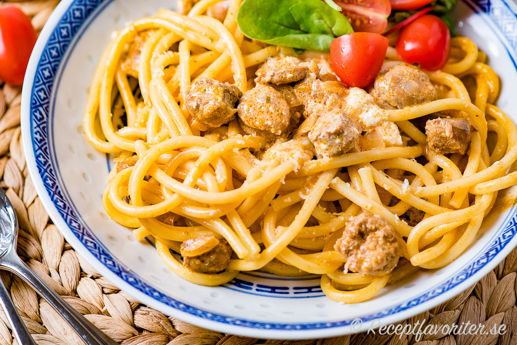 Pasta Bucatini med färsk salsiccia råkorv i krämig sås. Pasta Bucatini med färsk salsiccia råkorv i krämig sås.