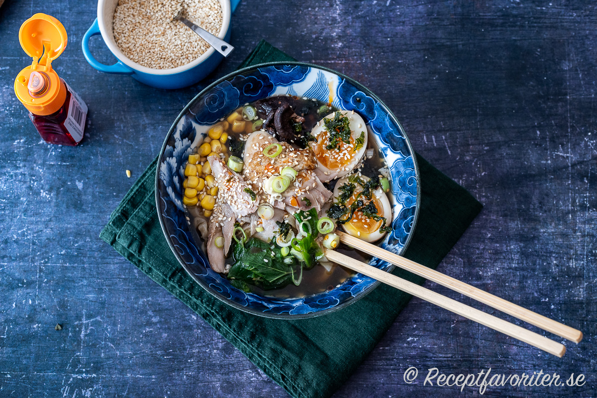 Ramen är en slags japansk nudelsoppa. Jag gjorde en buljong av kycklingklubbor som även ger kycklingkött till soppan. Man kan även ta genvägar med köpt kycklingbuljong och dashipulver. Hemgjorda nudlar är överkurs men gott. Ramen är en slags japansk nudelsoppa. Jag gjorde en buljong av kycklingklubbor som även ger kycklingkött till soppan. Man kan även ta genvägar med köpt kycklingbuljong och dashipulver. Hemgjorda nudlar är överkurs men gott.