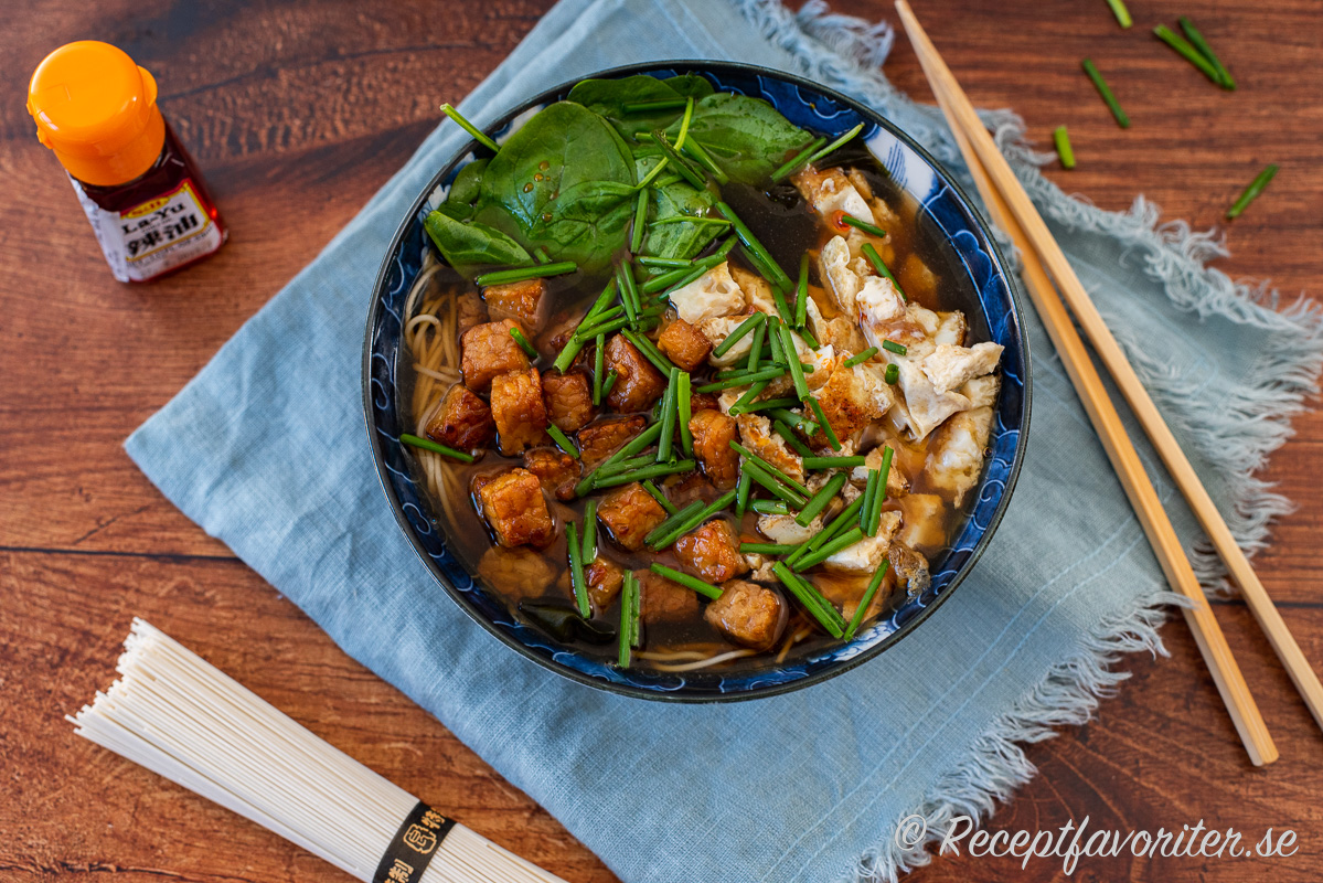 Ramen med tempeh och japanska nudlar i grönsaksbuljong och dashi; serverad med spenat, stekt ägg, shiitake och gräslök. Gillar du hetare soppa tar du några droppar chiliolja La-Yu på. 