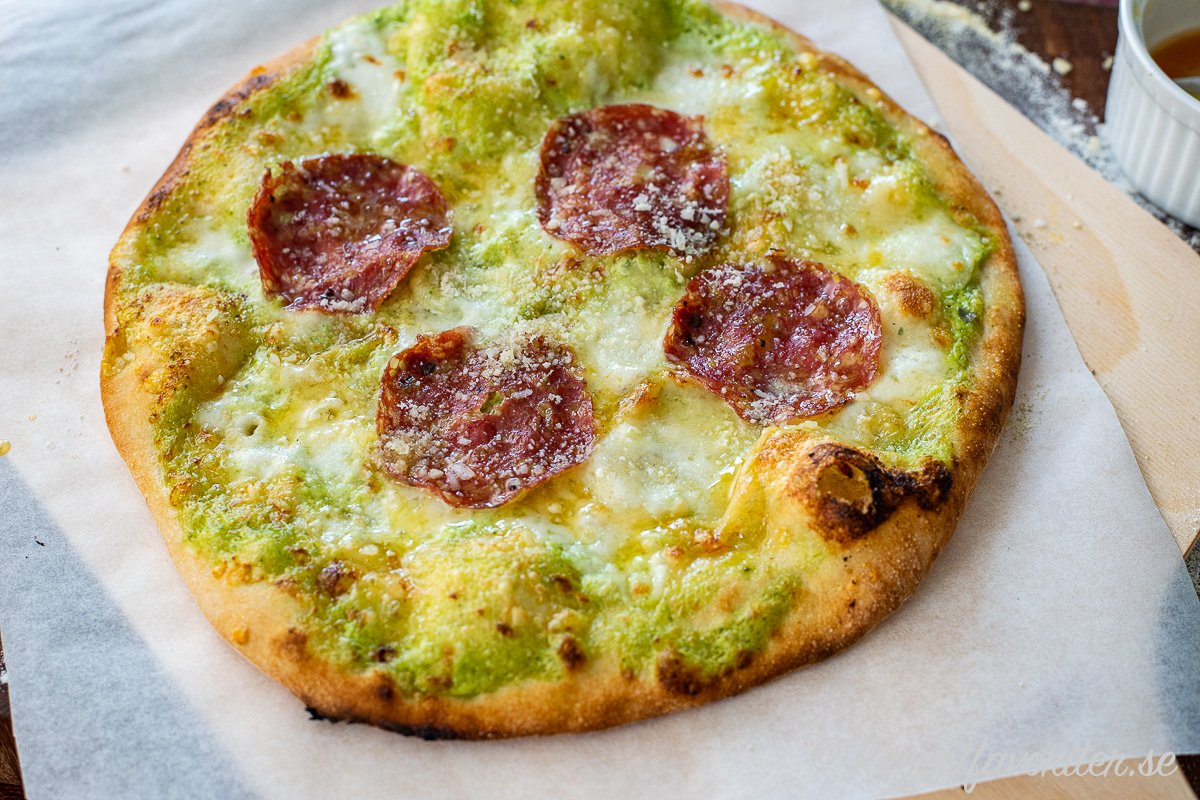 En vit pizza Bianco eller kanske skulle den kallas grön - Pizza Verde med den gröna ramslökssåsen i botten. 