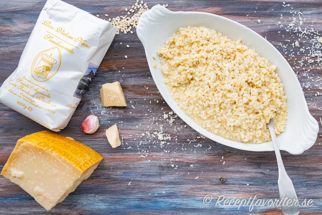 Krämig risotto servera på fat Krämig risotto servera på fat