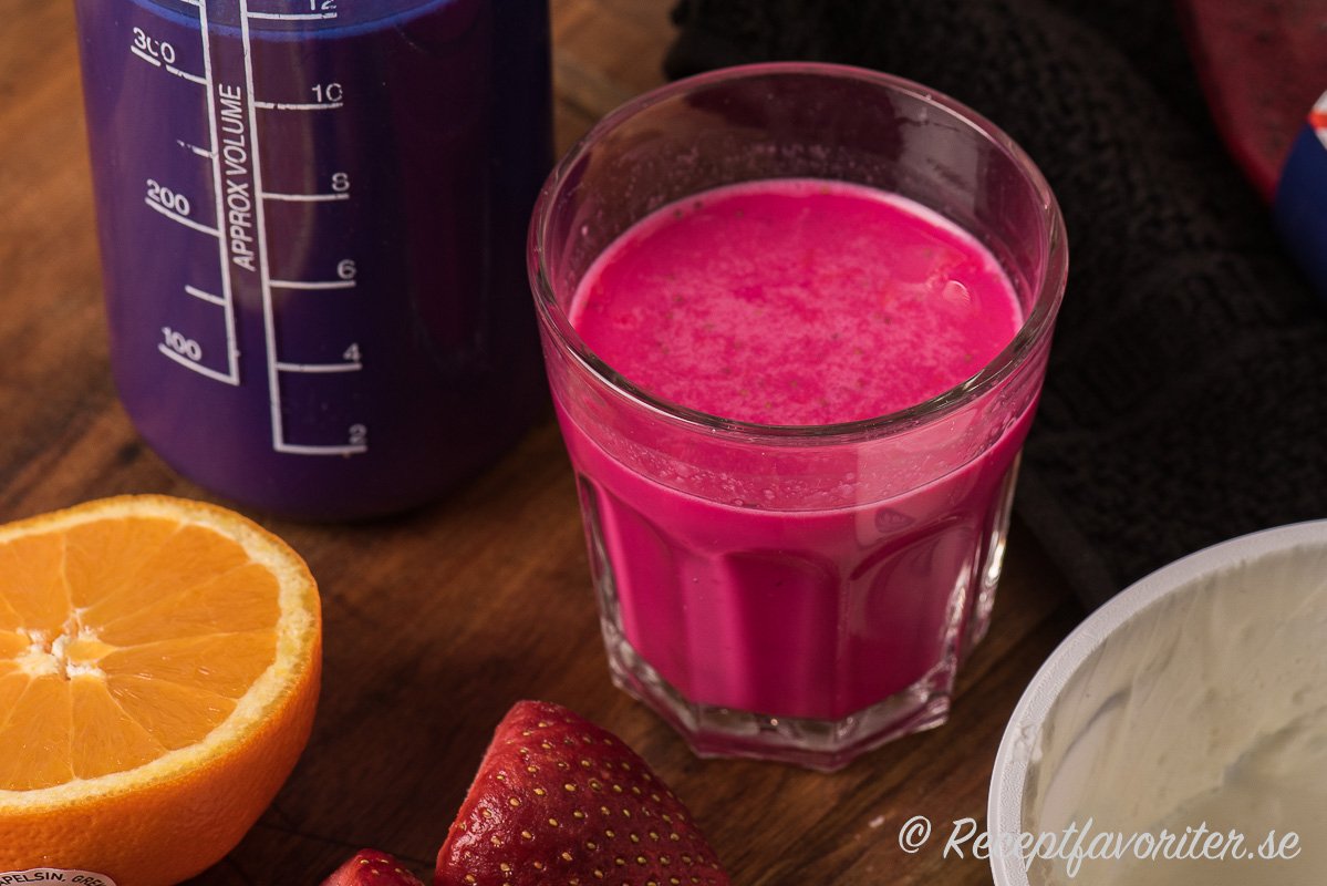 Mixa en god smoothie med rödbetsjuice, apelsin, jordgubbar och kvarg. Mixa en god smoothie med rödbetsjuice, apelsin, jordgubbar och kvarg.