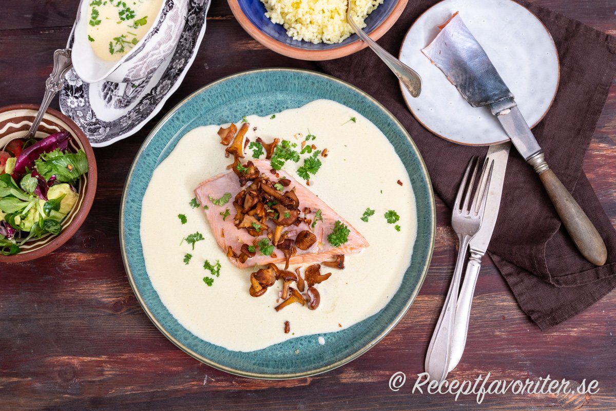 Smörsåsen serverad till fjällröding, pressad potatis, kantareller och grönsallad. Smörsåsen serverad till fjällröding, pressad potatis, kantareller och grönsallad.
