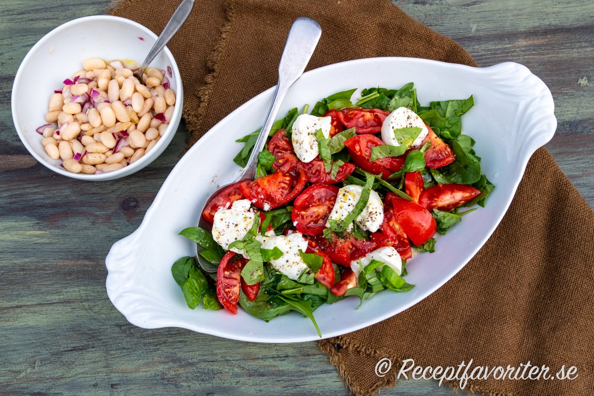 Vita bönorna passar att kombinera med en tomat och mozzarellasallad. Vita bönorna passar att kombinera med en tomat och mozzarellasallad.