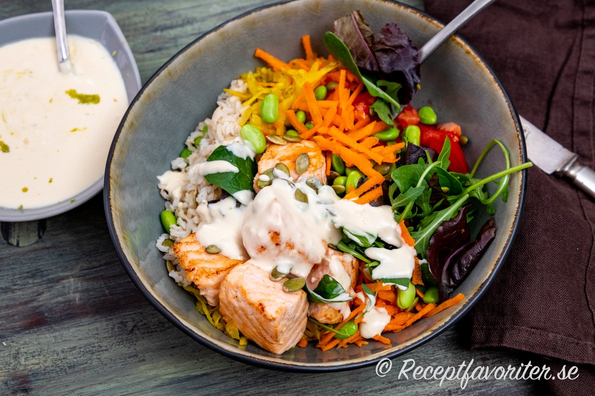En variant på pokébowl med stekt lax istället för rå marinerad lax som är vanligt annars. Gott med limedressing på. Grönsakerna kan varieras. En variant på pokébowl med stekt lax istället för rå marinerad lax som är vanligt annars. Gott med limedressing på. Grönsakerna kan varieras.