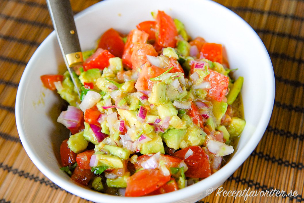 Salsa eller sallad med tomat, avokado och rödlök i skål. Salsa eller sallad med tomat, avokado och rödlök i skål.