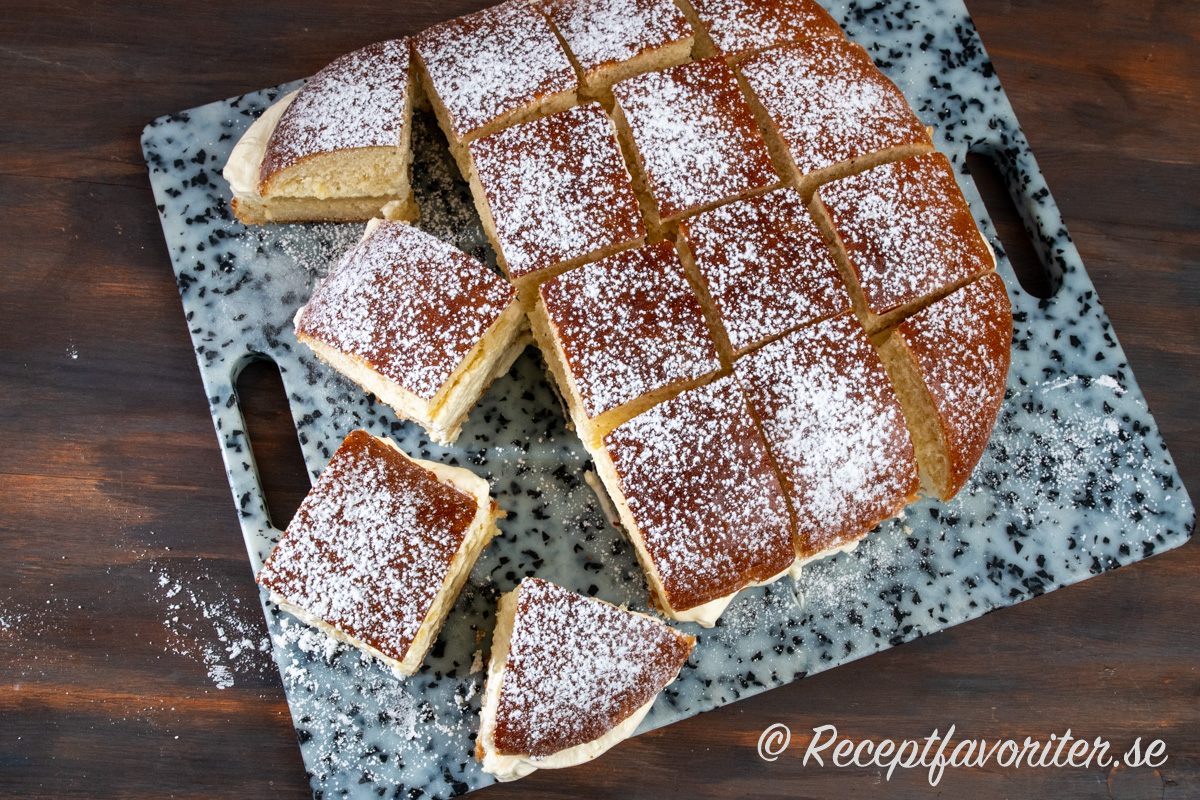 Semmelrutor från en stor kardemummabulle du bakar i långpanna och sedan fyller som vanliga semlor med mandelmassa och grädde. Semmelrutor från en stor kardemummabulle du bakar i långpanna och sedan fyller som vanliga semlor med mandelmassa och grädde.