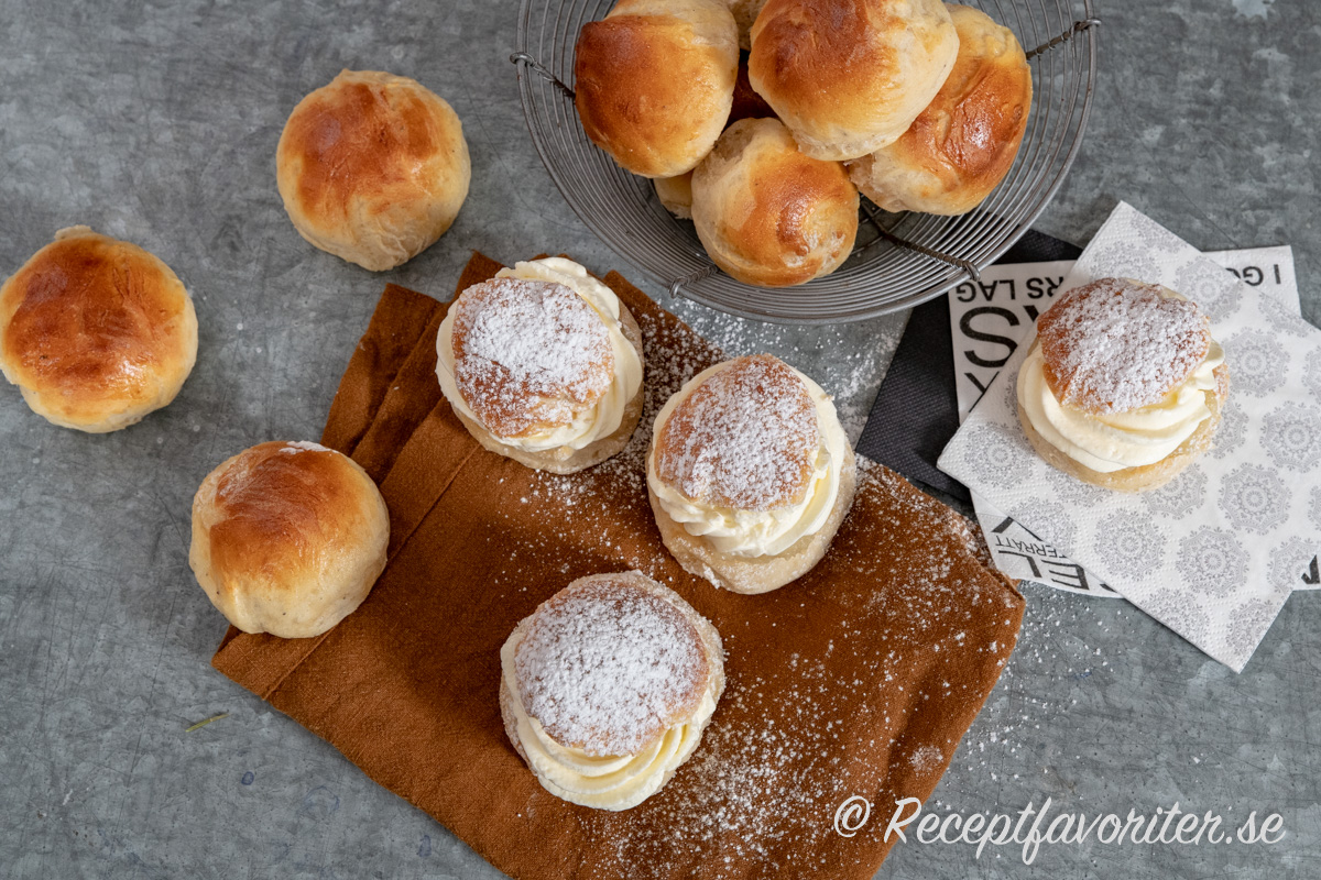 Semlor gjorda av kardemummabullar bakade med surdeg. Semlor gjorda av kardemummabullar bakade med surdeg.
