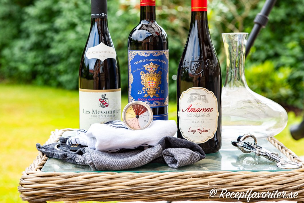 Tre flaskor vin och en vintermometer, karaff för dekantering samt en vinöppnare. Tre flaskor vin och en vintermometer, karaff för dekantering samt en vinöppnare.